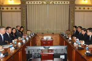 Chủ tịch UBND TPHCM Nguyễn Thành Phong tiếp Đặc phái viên Thương mại của Thủ tướng Anh ông Ed Vaizey đang có chuyến thăm và làm việc tại Việt Nam. Ảnh: TTXVN