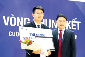 Luật sư Châu Việt Bắc tặng hoa chúc mừng thí sinh xuất sắc Cuộc thi Vmoot 2017 tại Trường Đại học Luật TPHCM