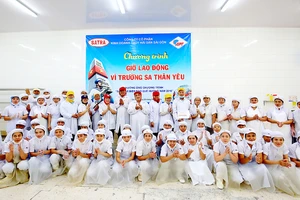 Công nhân Công ty CP Kinh doanh thủy hải sản Sài Gòn (Satra) tham gia giờ lao động vì Trường Sa
