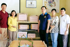 Tặng tủ sách Đinh Hữu Dư cho học sinh tỉnh Yên Bái
