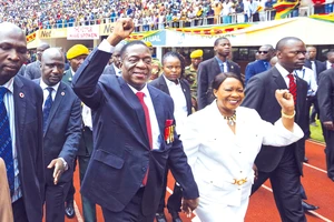 Ông Emmerson Mnangagwa (thứ ba, trái) và vợ tại lễ nhậm chức Tổng thống