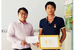 Anh Phan Văn Bắc nhận Huy hiệu "Tuổi trẻ dũng cảm" của Trung ương Đoàn trao tặng. Ảnh: ĐOÀN KIÊN