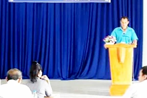 Ông Phạm Văn Cộng phát biểu tại hội nghị đánh giá kết quả xây dựng cánh đồng rau muống VietGAP xã Nhị Bình