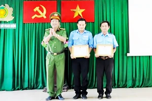 Anh Nguyễn Bá Tòng và anh Lê Văn Hòa được khen thưởng
