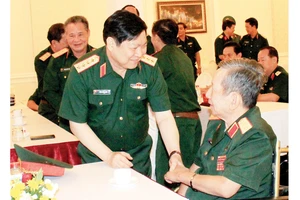 Đại tướng Ngô Xuân Lịch, Ủy viên Bộ Chính trị, Bộ trưởng Bộ Quốc phòng, thăm hỏi tướng lĩnh quân đội về hưu