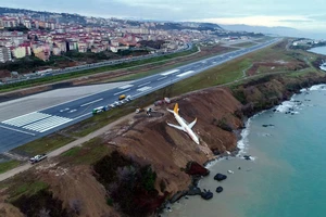 Chiếc Boeing 737-800 của hãng Pegasus Airlines sau khi trượt khỏi đường băng tại sân bay Trabzon ở Trabzon, Thổ Nhĩ Kỳ, ngày 14-1-2018. Ảnh: IHA