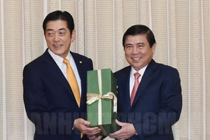 Chủ tịch UBND TPHCM Nguyễn Thành Phong (bìa phải) tặng quà lưu niệm cho Thống đốc tỉnh Ehime, Nhật Bản Tokihiro Nakamara. Nguồn: thanhuytphcm.vn