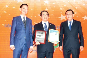 Ông Hoàng Hữu Lộc, Chủ tịch Hội đồng thành viên Công ty Dịch vụ Lữ hành Saigontourist, nhận giải thưởng.