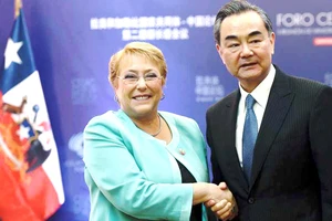 Tổng thống Chile Michelle Bachelet (trái) và Ngoại trưởng Trung Quốc Vương Nghị