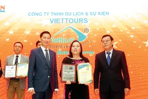 Bà Cao Thị Tuyết Lan - Giám đốc điều hành Công ty TNHH Du lịch và Sự kiện Việt - Viettours, nhận giải “Thương hiệu vàng” - thương hiệu du lịch được bình chọn 10 năm liên tục
