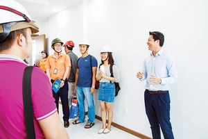 Ông Ngô Quang Phúc - Phó Tổng Giám đốc Him Lam Land trực tiếp hướng dẫn khách hàng tham quan căn hộ hoàn thiện tại công trình Him Lam Phú An