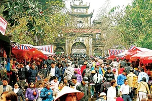 Đông đảo người dân dự lễ hội chùa Hương