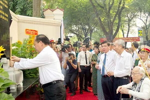 Các đồng chí lãnh đạo TP dâng hương tưởng niệm tại lễ khánh thành Bia tưởng niệm chiến sĩ Biệt động Sài Gòn hy sinh trong cuộc Tổng tiến công và nổi dậy Xuân Mậu Thân 1968 