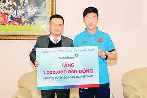 Ông Nguyễn Đình Vinh trao tặng 1 tỷ đồng cho Đội tuyển bóng đá nam U23 Việt Nam