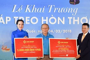 HLV Park đại diện cho U23 Việt Nam nhận quà tặng 1 tỷ đồng và voucher nghỉ dưỡng do Sun Group trao tặng
