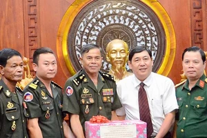 Đoàn Bộ Tư lệnh Quân khu Đặc biệt Campuchia thăm và chúc tết TPHCM 