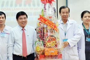 Chủ tịch UBND TPHCM Nguyễn Thành Phong tặng quà tết Bệnh viện Bệnh nhiệt đới