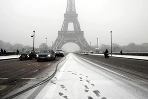 Pháp đóng cửa tháp Eiffel do tuyết rơi dày