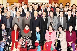 Tổng Bí thư Nguyễn Phú Trọng và các đồng chí lãnh đạo Đảng, Nhà nước chụp ảnh chung với các đại biểu trí thức, văn nghệ sĩ