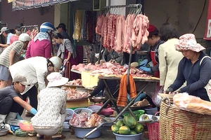 Các sạp bán thịt heo ở chợ Cây Quéo (Bình Thạnh) thu hút khá đông người mua trong những ngày cận tết