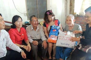 Hội Chữ thập đỏ quận Thủ Đức đến thăm, tặng quà người già neo đơn