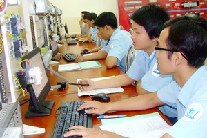 Sinh viên Trường ĐH Sư phạm Kỹ thuật TPHCM trong giờ học thực hành tại phòng thí nghiệm