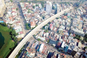Tuyến metro Bến Thành - Suối Tiên chạy qua khu dân cư quận Bình Thạnh. Ảnh: THÁI BẰNG