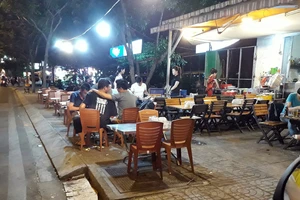 Mỗi tối, các quán nhậu lại bày bán chiếm dụng vỉa hè đường Phạm Văn Đồng