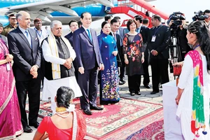Đại diện chính quyền Bang Bihar đón Chủ tịch nước Trần Đại Quang và Phu nhân tại sân bay Gaya. Ảnh: TTXVN