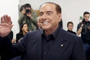 Liên minh của cựu Thủ tướng Silvio Berlusconi dẫn đầu