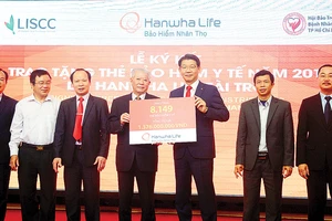 Hanwha Life Việt Nam tặng 8.149 thẻ bảo hiểm y tế cho người nghèo