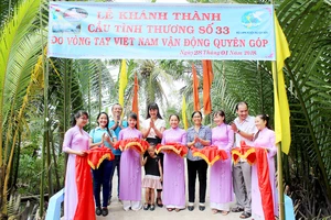 Nhóm thiện nguyện Vòng tay Việt Nam khánh thành cây cầu thứ 33 tại ấp Phước Hậu (xã Phước Mỹ Trung, huyện Mỏ Cày Bắc, tỉnh Bến Tre)