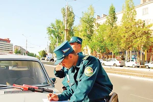 Cấm cảnh sát giao thông nấp sau cây xanh