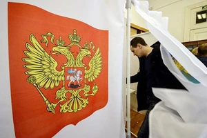 Người dân đi bỏ phiếu bầu Tổng thống Nga. Ảnh: Reuters