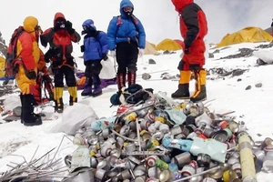 Chiến dịch dọn 100 tấn rác trên đỉnh Everest