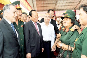 Nguyên Thủ tướng Phan Văn Khải và Bí thư Thành ủy TPHCM Lê Thanh Hải gặp gỡ các đại biểu dự họp mặt truyền thống Sài Gòn - Chợ Lớn - Gia Định vào ngày 23-2-2015. Ảnh: VIỆT DŨNG