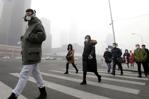 Người dân đeo khẩu trang chống bụi ở Bắc Kinh 