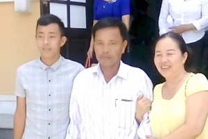 Bị cáo Nguyễn Văn Quyền cùng người thân sau phiên tòa sơ thẩm lần thứ 3