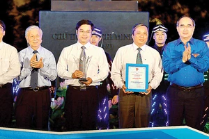 Bí thư Thành ủy TPHCM Nguyễn Thiện Nhân trao giải Hồ Hảo Hớn năm 2018 cho Trung tâm Phát triển khoa học và công nghệ trẻ Thành đoàn. Ảnh: VIỆT DŨNG
