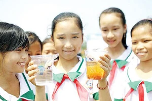 Trẻ em vui vì có nước sạch để sử dụng