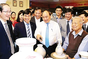 Thủ tướng Nguyễn Xuân Phúc đến thăm công ty cổ phần gốm Chu Đậu. Ảnh: TTXVN