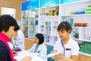 Nhân viên nhà thuốc VINMEC hướng dẫn khách hàng