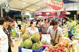 Người tiêu dùng tìm mua các sản phẩm an toàn tại một hội chợ trên địa bàn TPHCM 