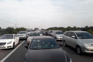 Ô tô ùn ứ trên đường cao tốc, nhiều xe tự tiện chạy vào trong làn đường khẩn cấp Ảnh: MINH THANH