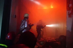 Lực lượng Cảnh sát PCCC nỗ lực dập đám cháy tại khu nhà xưởng của Công ty Bánh kẹo Á Châu 