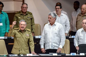 Chủ tịch Cuba Raul Castro (hàng đầu, bìa trái) và Phó Chủ tịch thứ nhất Diaz-Canel (giữa) tại một phiên họp Quốc hội Cuba năm 2017