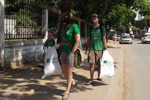 Người nước ngoài tham gia sự kiện, cùng đi thu gom rác. Ảnh: ĐÌNH SANG/VOH