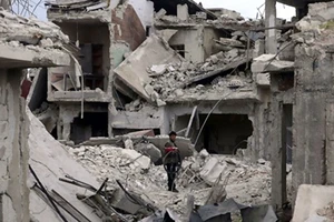 Người dân Syria là nạn nhân trực tiếp của chiến tranh. Trong ảnh là cảnh đổ nát ở thị trấn Douma, Đông Ghouta. Ảnh: Reuters