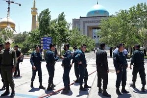 Lực lượng an ninh Iran tại lăng Đại Giáo chủ Ayatollah Ruhollah Khomeini sau vụ tấn công ngày 7-6-2017. Ảnh: AP