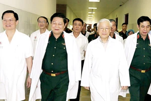 Tổng Bí thư Nguyễn Phú Trọng đến Bệnh viện Trung ương Quân đội 108 thăm đồng chí Đỗ Mười và đồng chí Lê Đức Anh. Ảnh: TTXVN